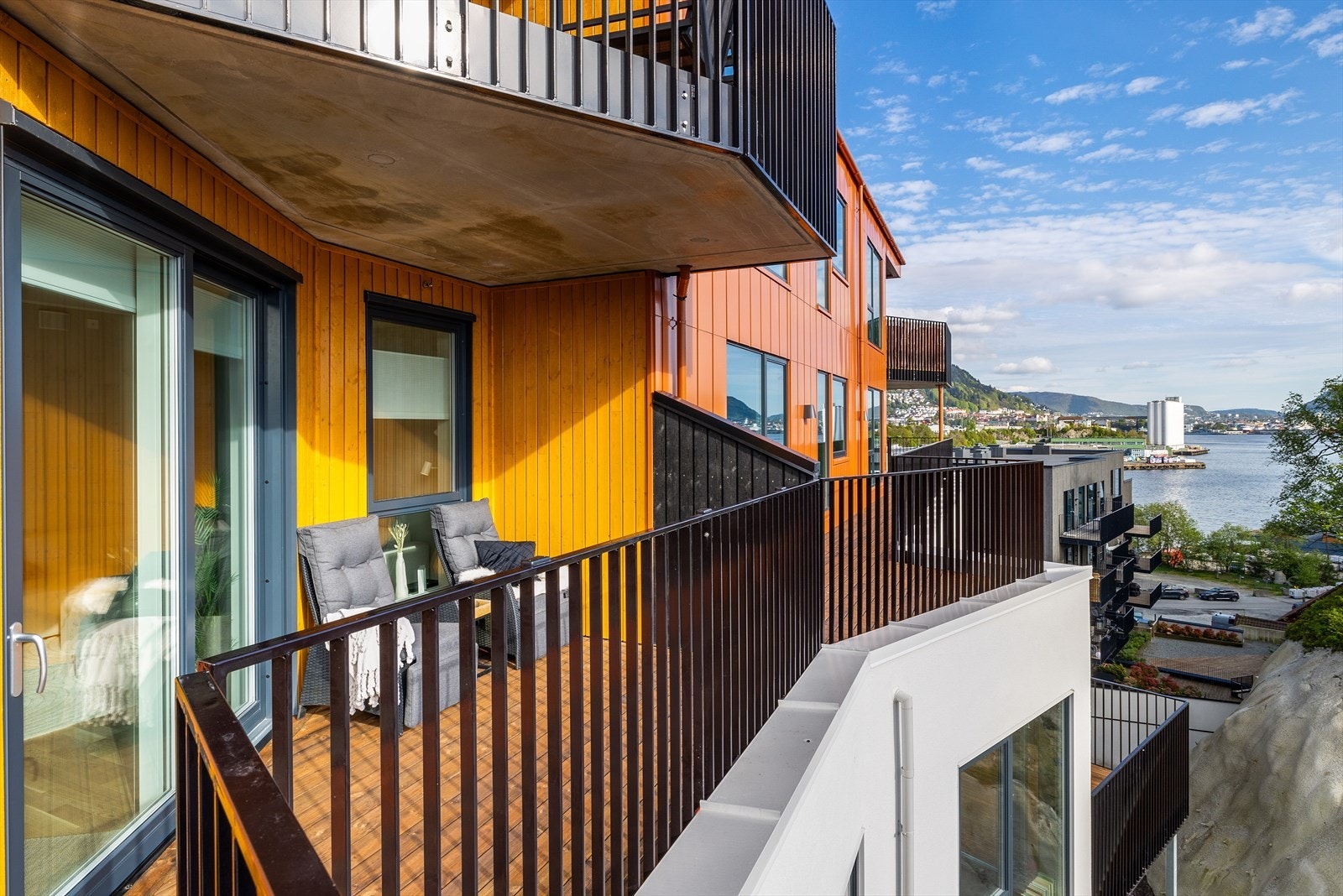 Leiligheten har en solrik balkong med utsikt til sjø. Galleribilde