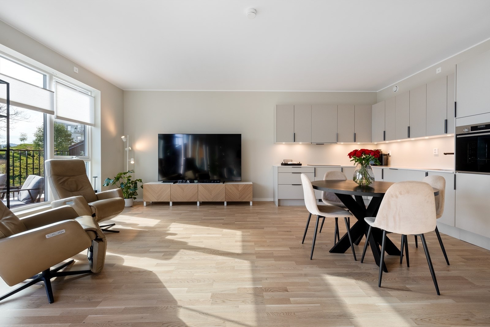 Stuen er på hele 41 kvm og gir god plass til både en hyggelig sofakrok og romslig spisegruppe. Galleribilde