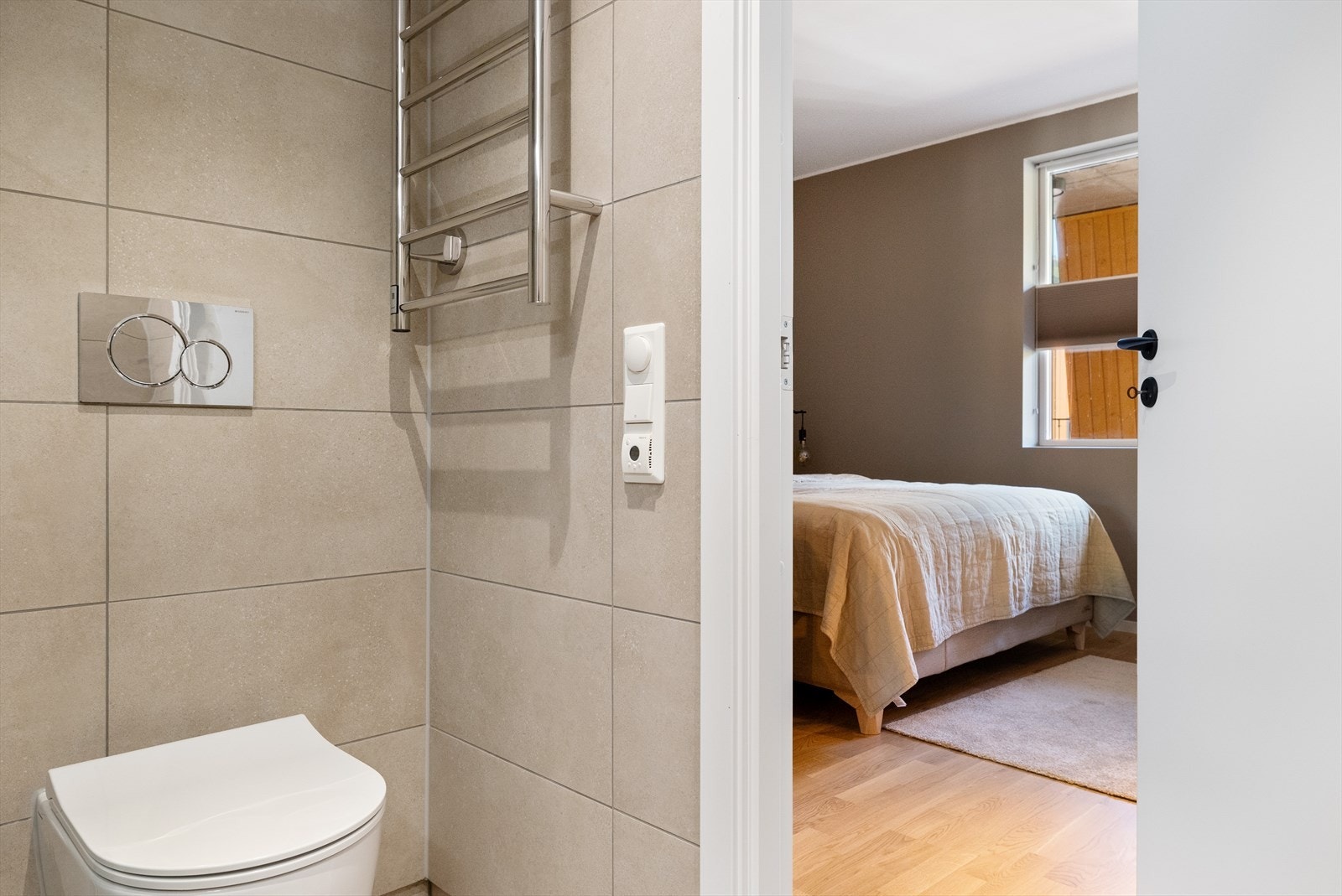 Hovedsoverommet med eget bad. Galleribilde