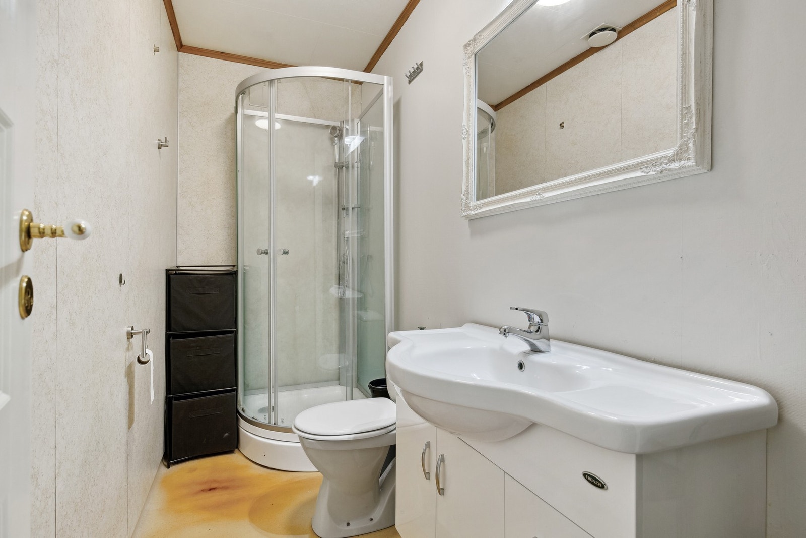 Bad i u.etg med innredning, wc og dusjkabinett Galleribilde