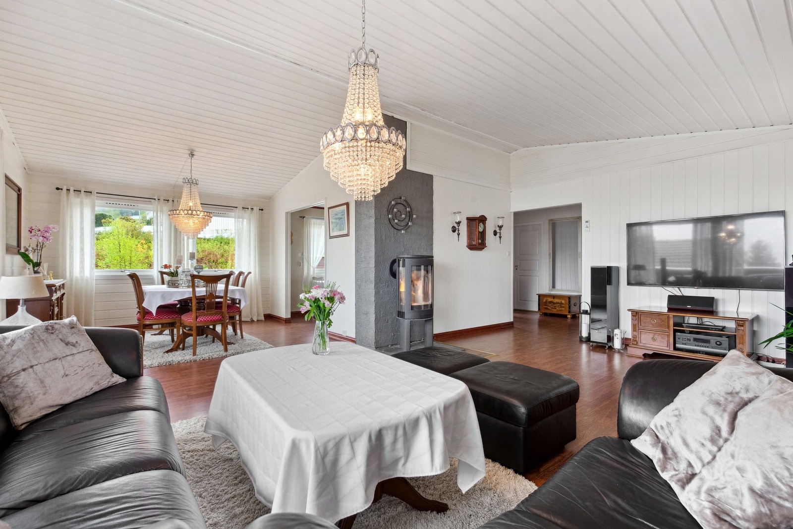 Romslig stue og med vedfyring Galleribilde