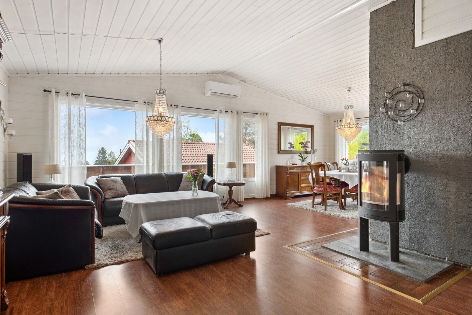 Stue har utgang til stor veranda Galleribilde