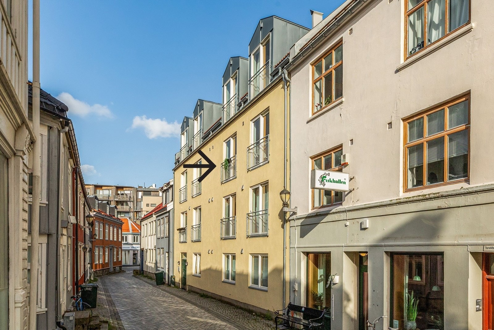 Leiligheten har en svært attraktiv beliggenhet, og har umiddelbar nærhet til alt av fasiliteter og servicefunksjoner. Med Trondheim sentrum rett utenfor døren får du både gateliv og shopping. Galleribilde