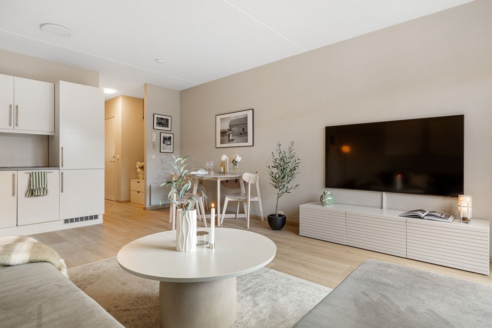 Stuen er åpen og lyst, noe som gjør rommet enkelt å innrede. Galleribilde