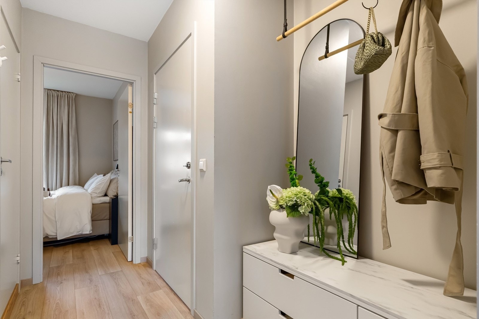 Man ønskes velkommen inn i en lys og åpen entré/gang på 4 kvm. Her kan man fint plassere et garderobeskap i innhuket for å legge fra seg yttertøy og sko. Galleribilde