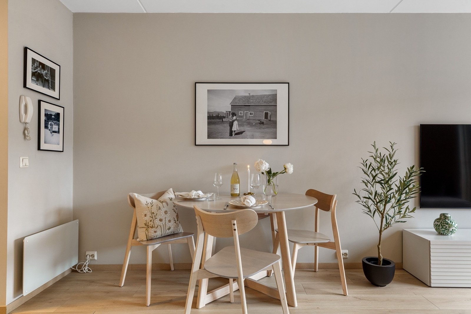 Lave felleskostnader som inkluderer alt av drift, felles husforsikring og TV/internett. Galleribilde