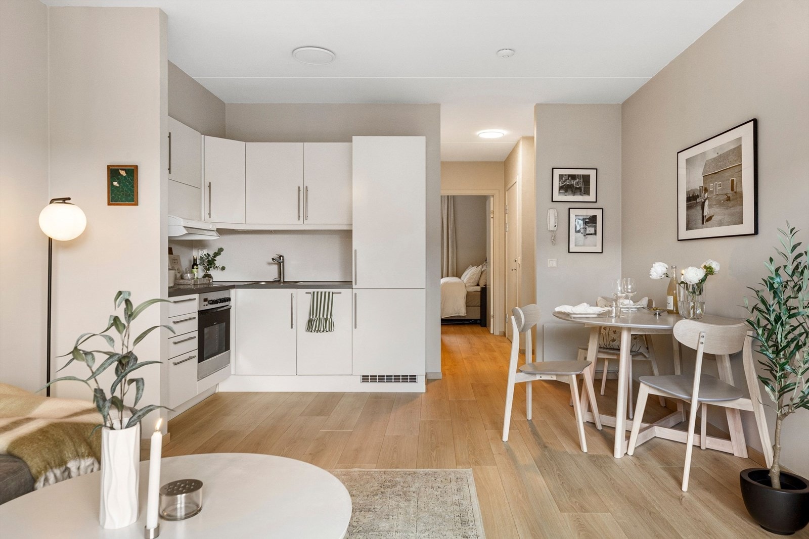 Størrelsen på stuen gjør den enkel å innrede. god plass til sofaløsning og spisebord til 4 personer. Galleribilde