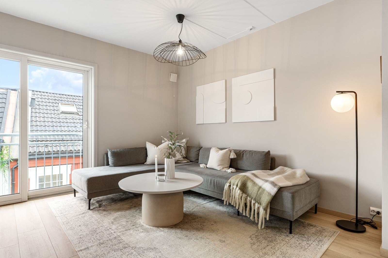 Alle overflater er malt i tidsriktige fargetoner. Galleribilde