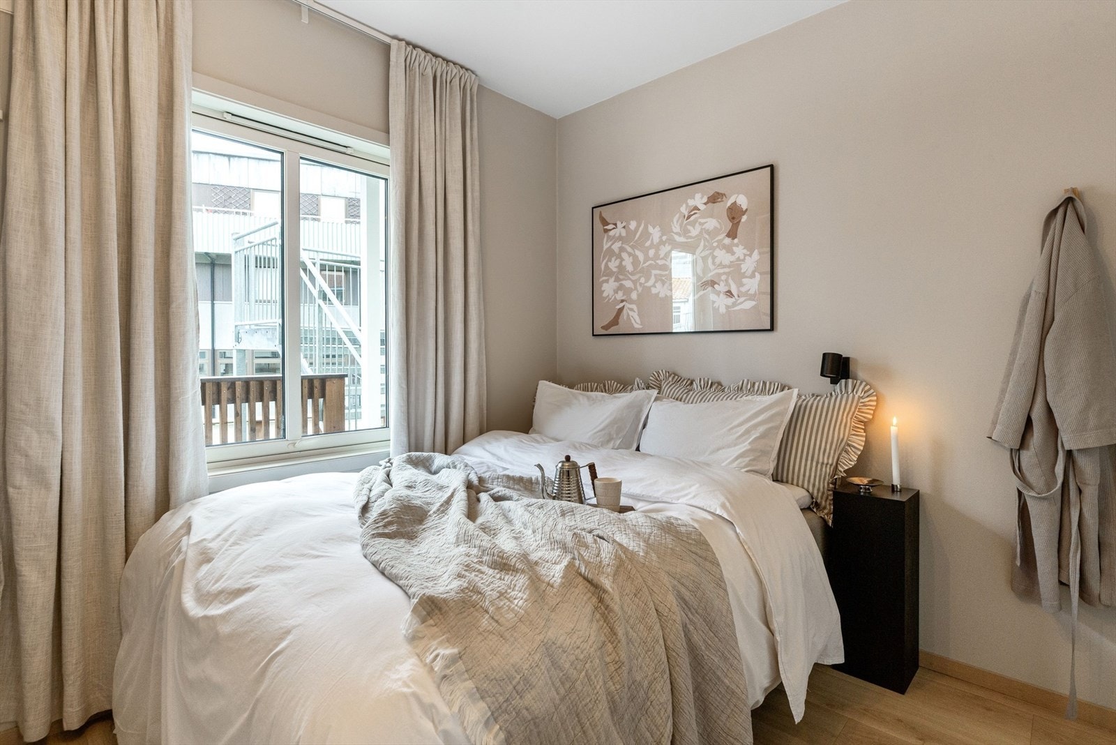 Soverommet ligger i enden av leiligheten og er på 8,5 kvm. Soverommet er vendt ut bakgården og svale omgivelser. Galleribilde