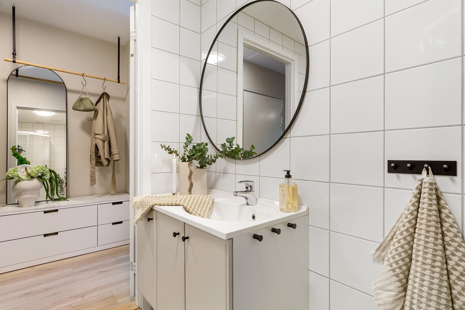 Det inneholder dusjvegger av glass og dusjgarnityr på vegg, vegghengt toalett og innredning med servant. Galleribilde