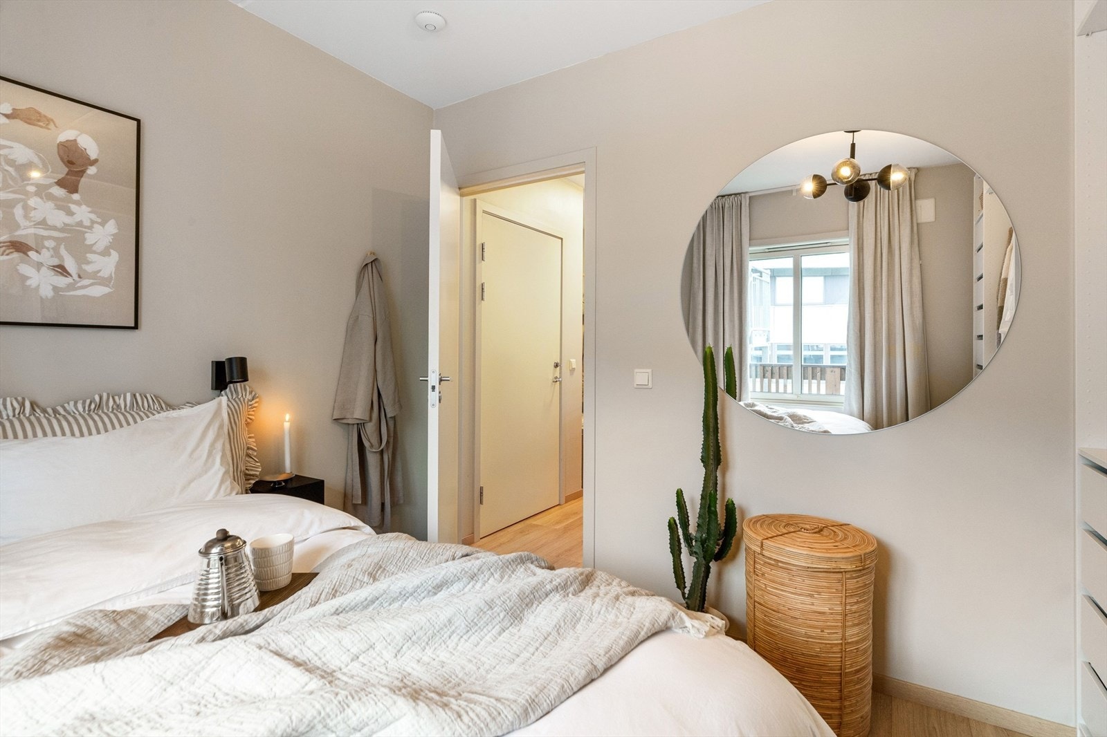 Leiligheten er fra byggeår 2004, noe som er av nyere tid for området. Galleribilde