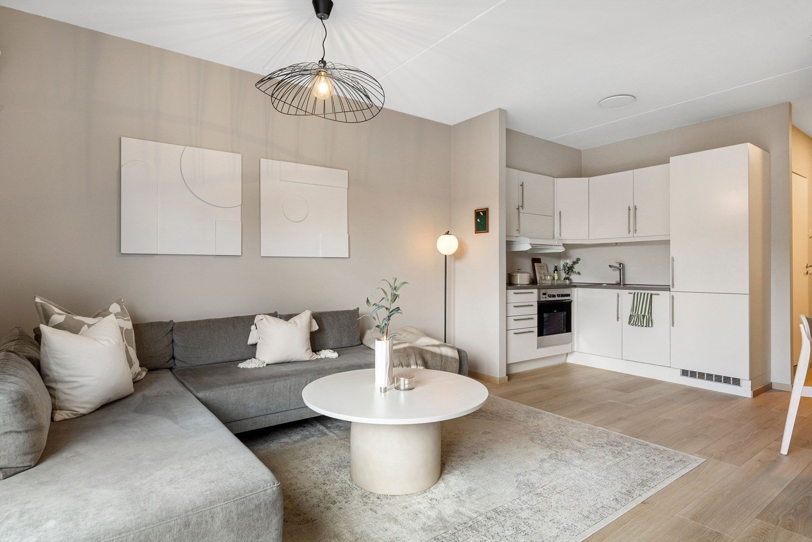 Stuen og kjøkkenet ligger i en åpen løsning på 21 kvm. Det er gjennomgående 1-stavs gulv i hele leiligheten (Minus bad og vaskerom). Galleribilde