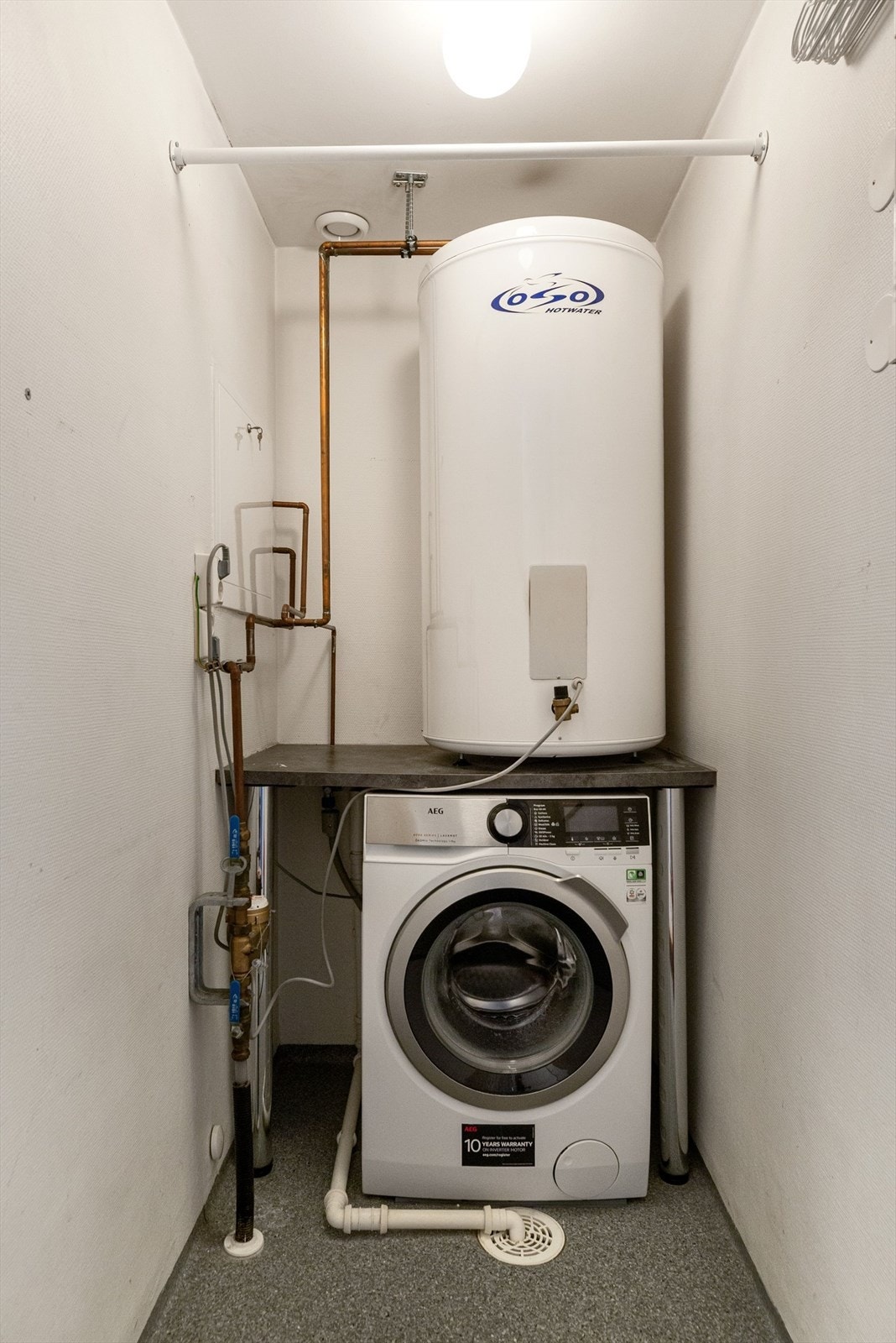 Vegg i vegg med badet finner vi et svært praktisk vaskerom/bod. Her er det opplegg for vaskemaskin (kran og avløp). Galleribilde