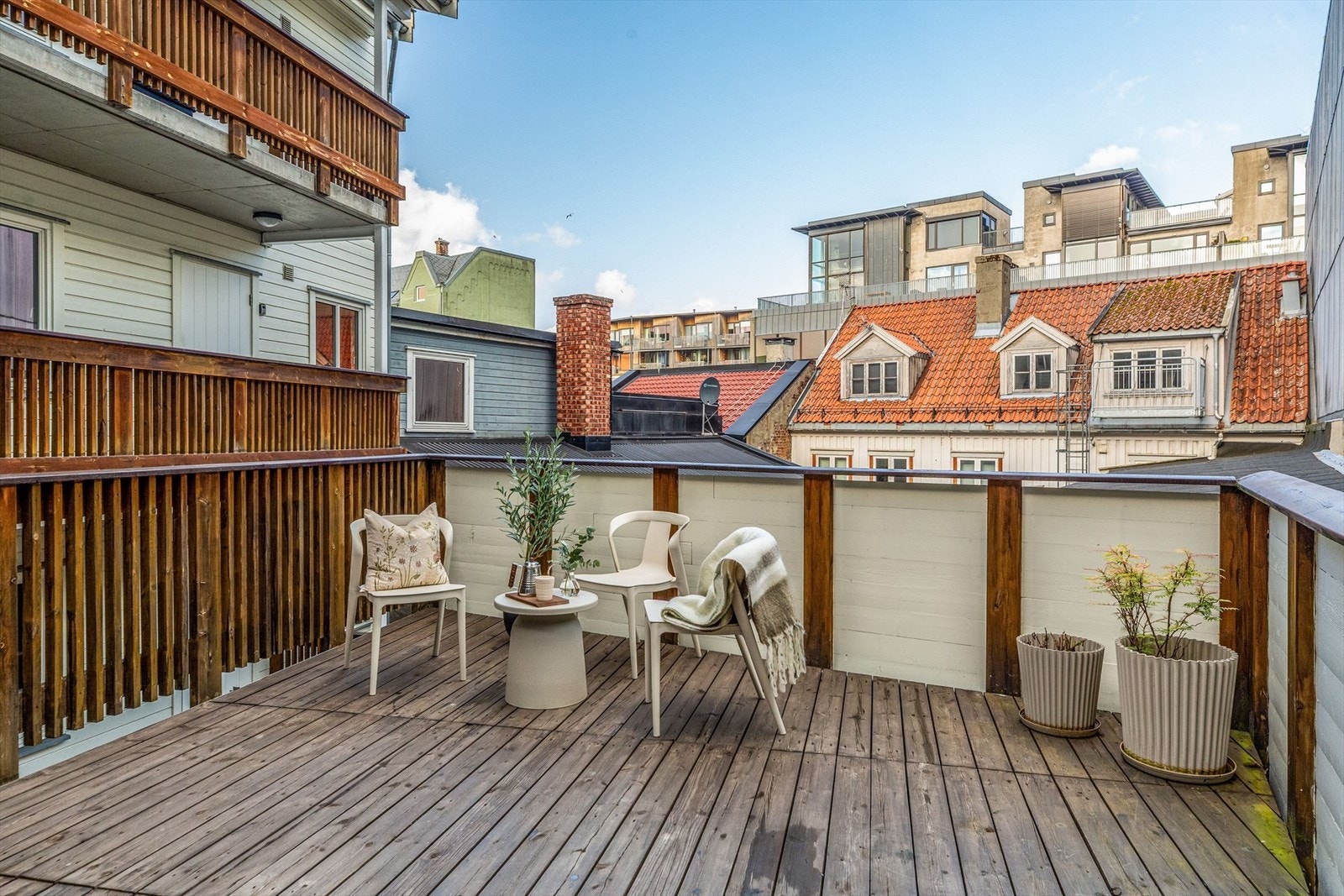 Sameiet har en felles og romslig terrasse på baksiden av bygget. Her sitter man usjenert og skjermet til. Galleribilde