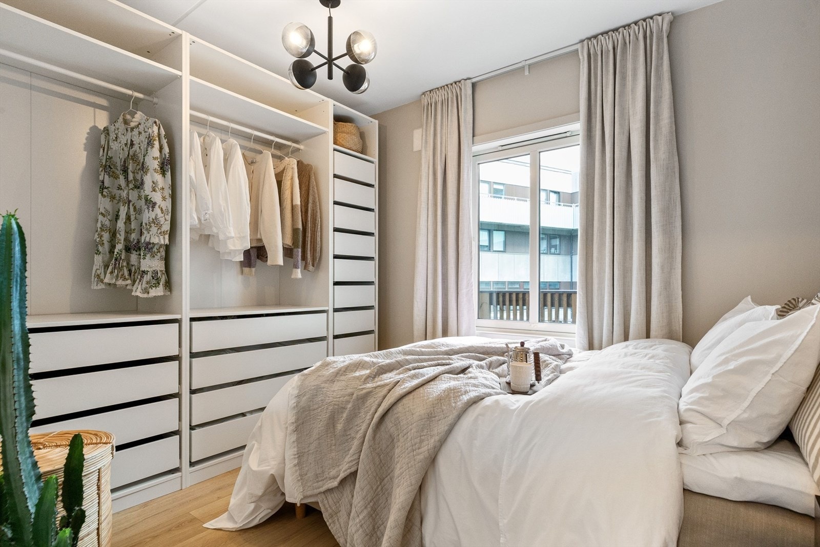 Størrelsen på soverommet gir god plass til dobbeltseng med nattbord og skyvedørsgarderobe. Galleribilde