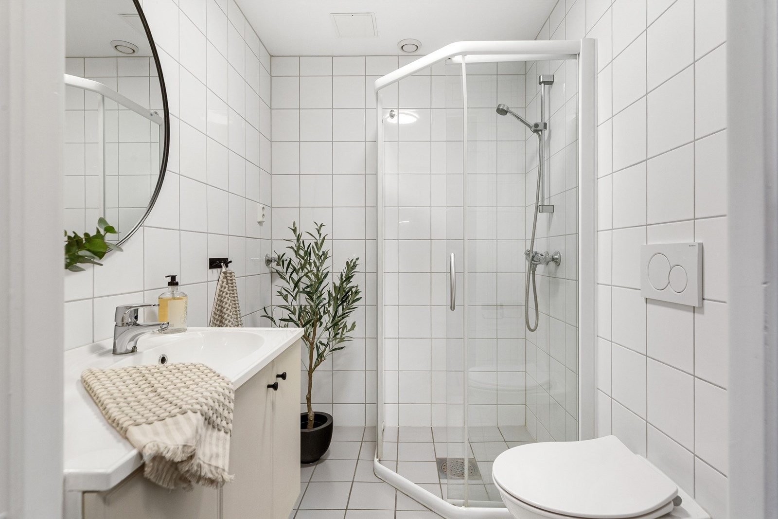 Badet er på 3 kvm og har flis på gulv med varmekabler, flis på vegger og malt slett himling. Galleribilde