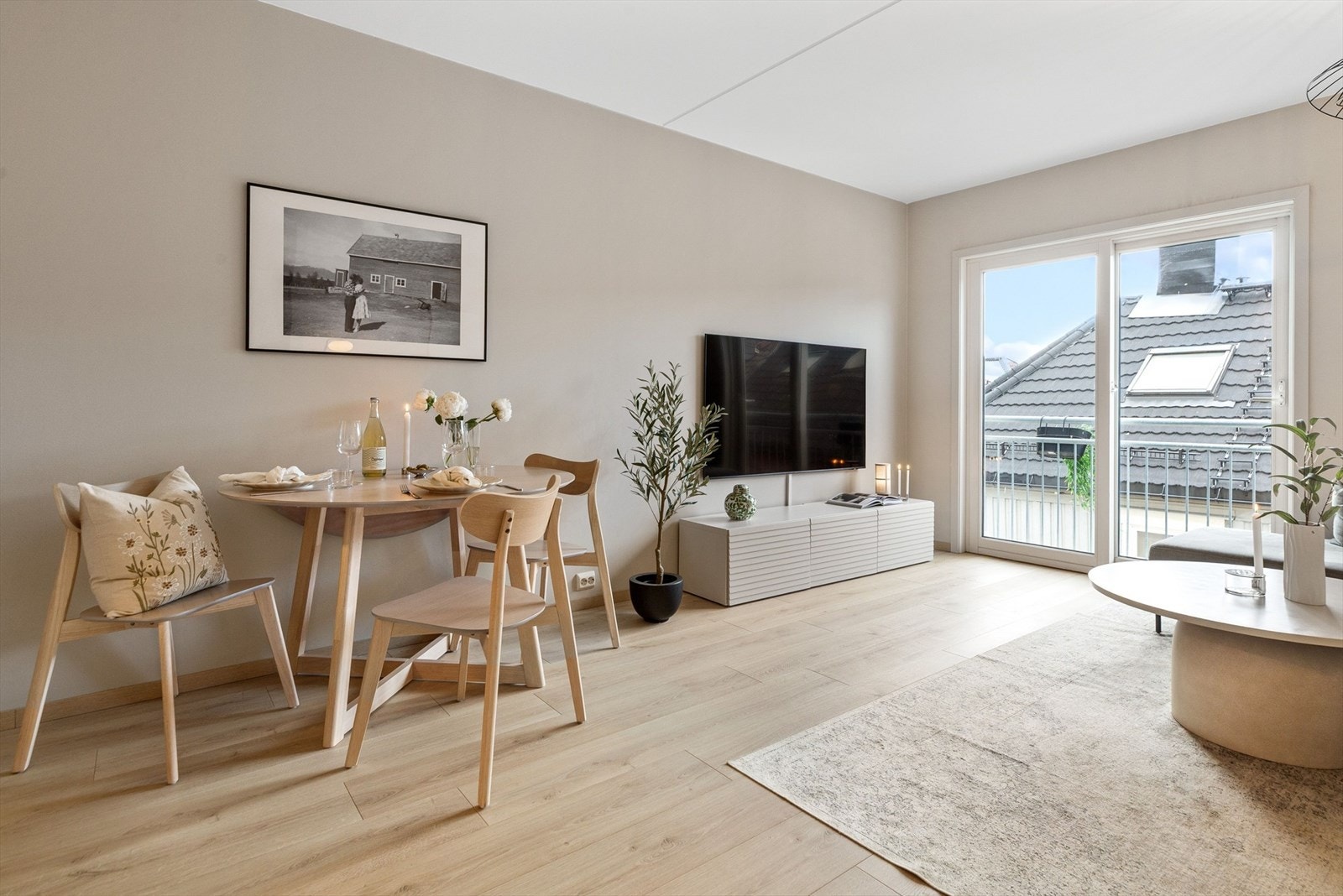 Aktiv Eiendomsmegling v/ Vebjørn Nybrott har gleden av å presentere Taraldsgårdsveita 7! Den store skyvedøren i glass åpner opp for rikelig med naturlig dags lys og en luftig atmosfære. Galleribilde