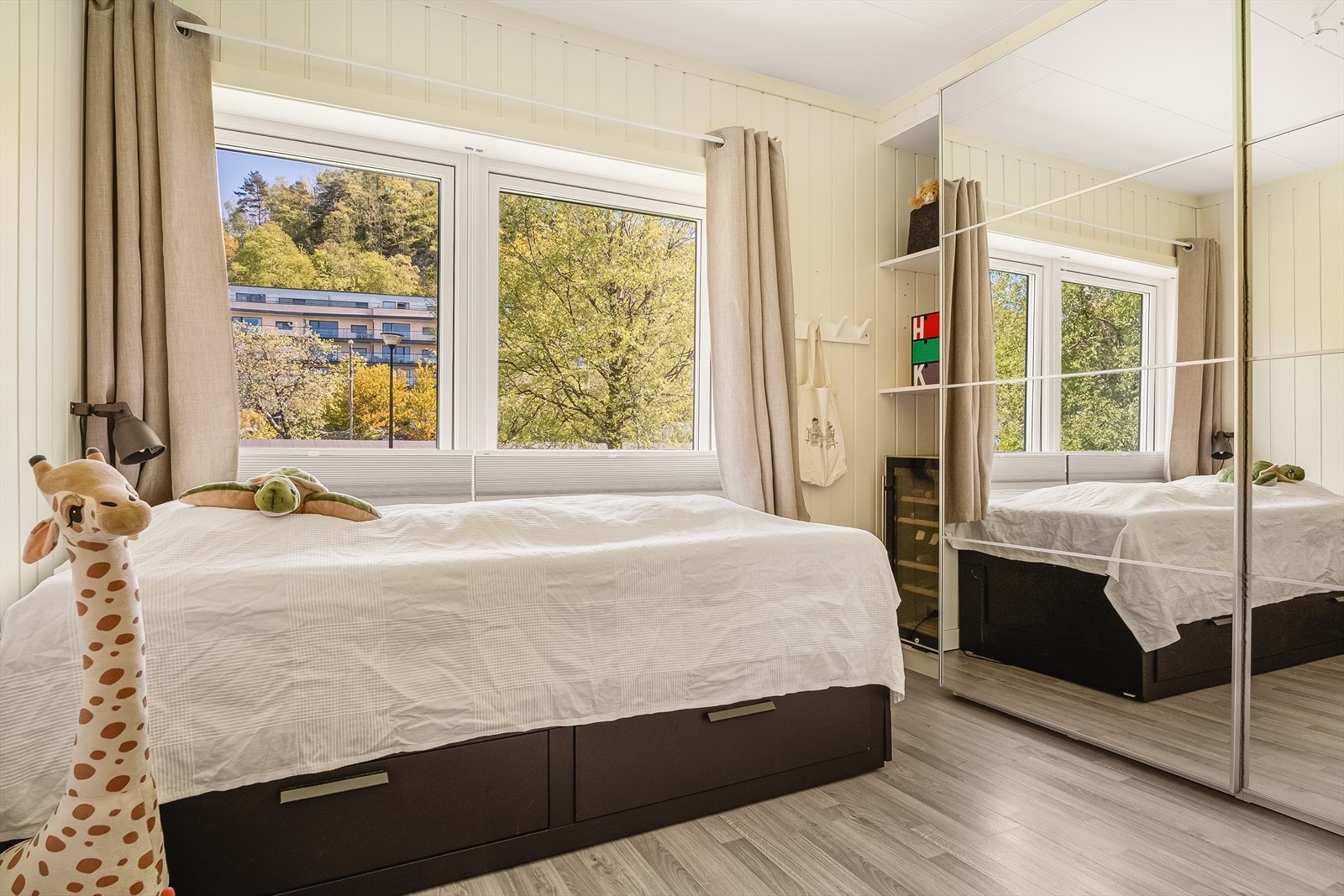 Leiligheten har to soverom som måler 9,8 kvadratmeter og 13,4 kvadratmeter. Her er det god plass til å innrede med seng, nattbord, garderobe og annet passende møblement. Galleribilde