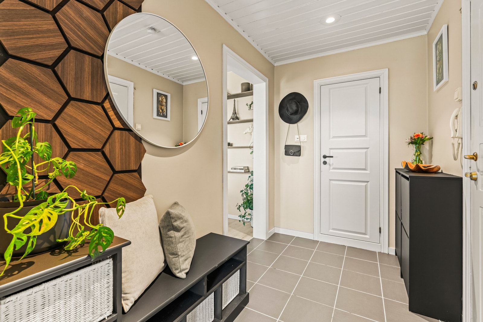 Vel inne blir vi ønsket velkommen i en pen entré med lysmalte vegger, downlights i himlingen og lysegrå fliser på gulvet. Galleribilde