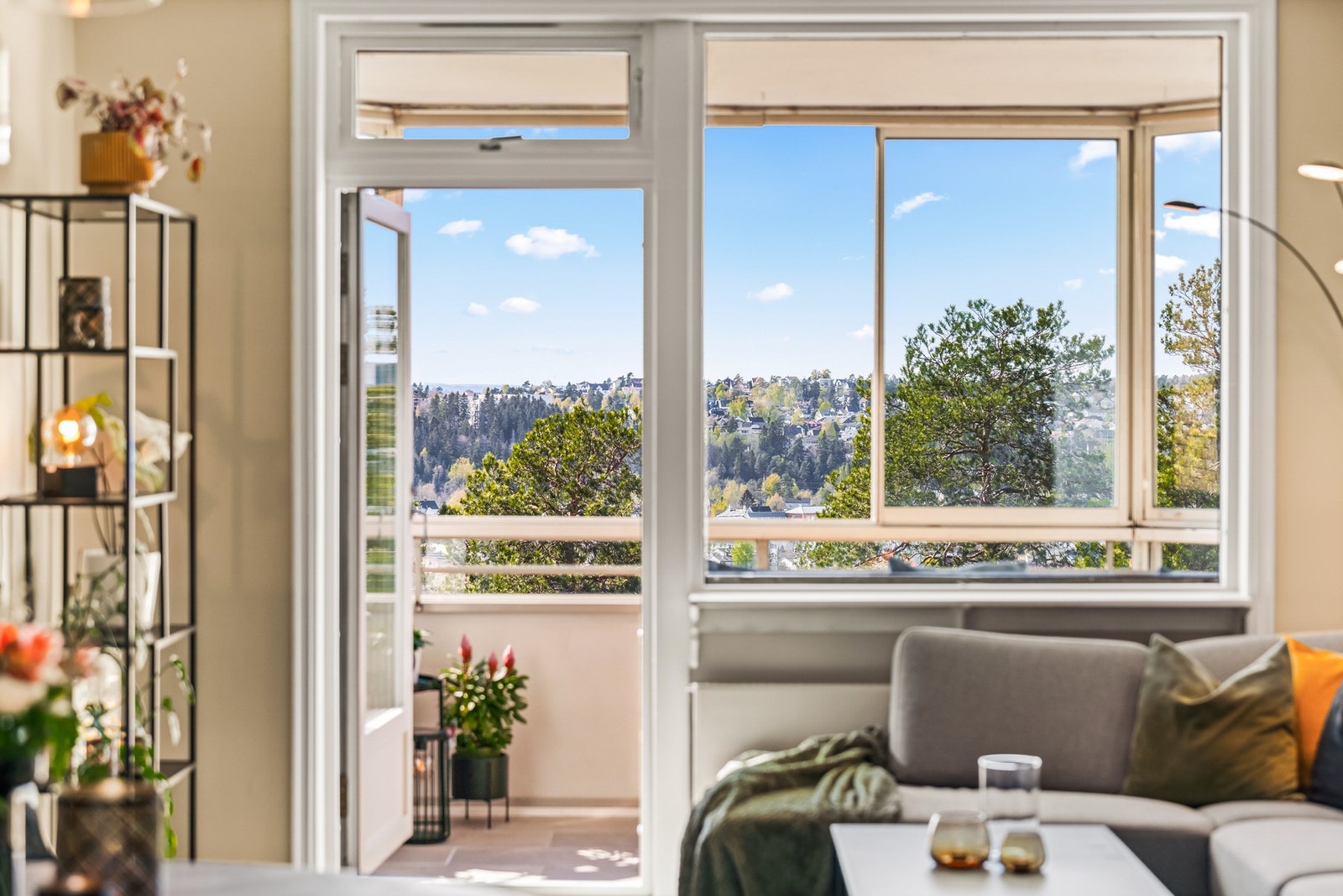 Flott utsikt fra stuen. Stor vindusflate gir et godt lysinnslipp. Galleribilde