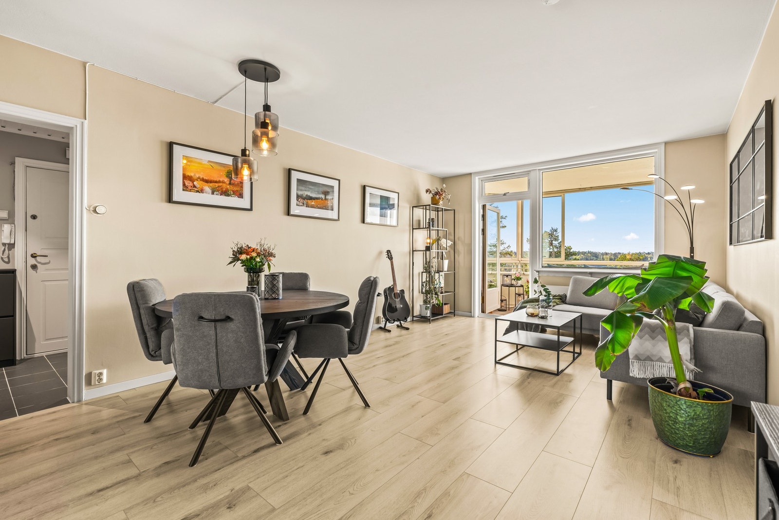 Bølerskrenten 27 er en lys og pen, gjennomgående 3-roms i 3. etasje med flott utsikt og meget gode solforhold. Galleribilde