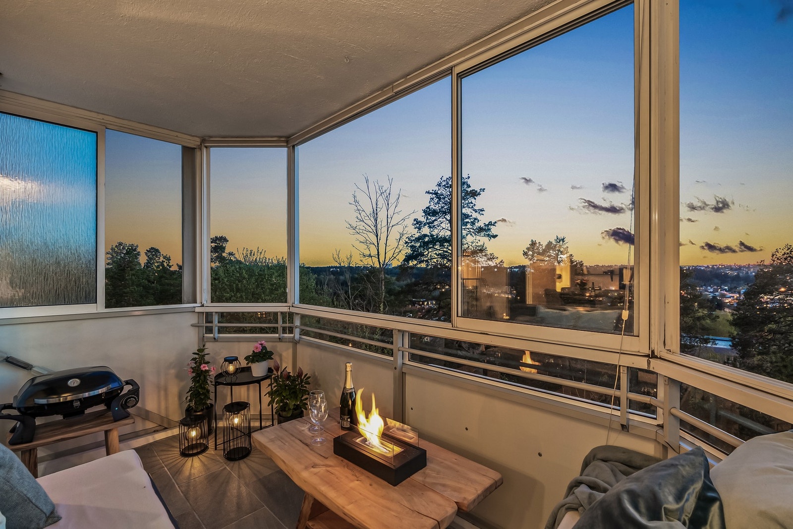 Balkongen har flislagt dekke og tett, hvitt rekkverk. Her kan du nyte sene sommerkvelder med nydelig utsikt. Galleribilde