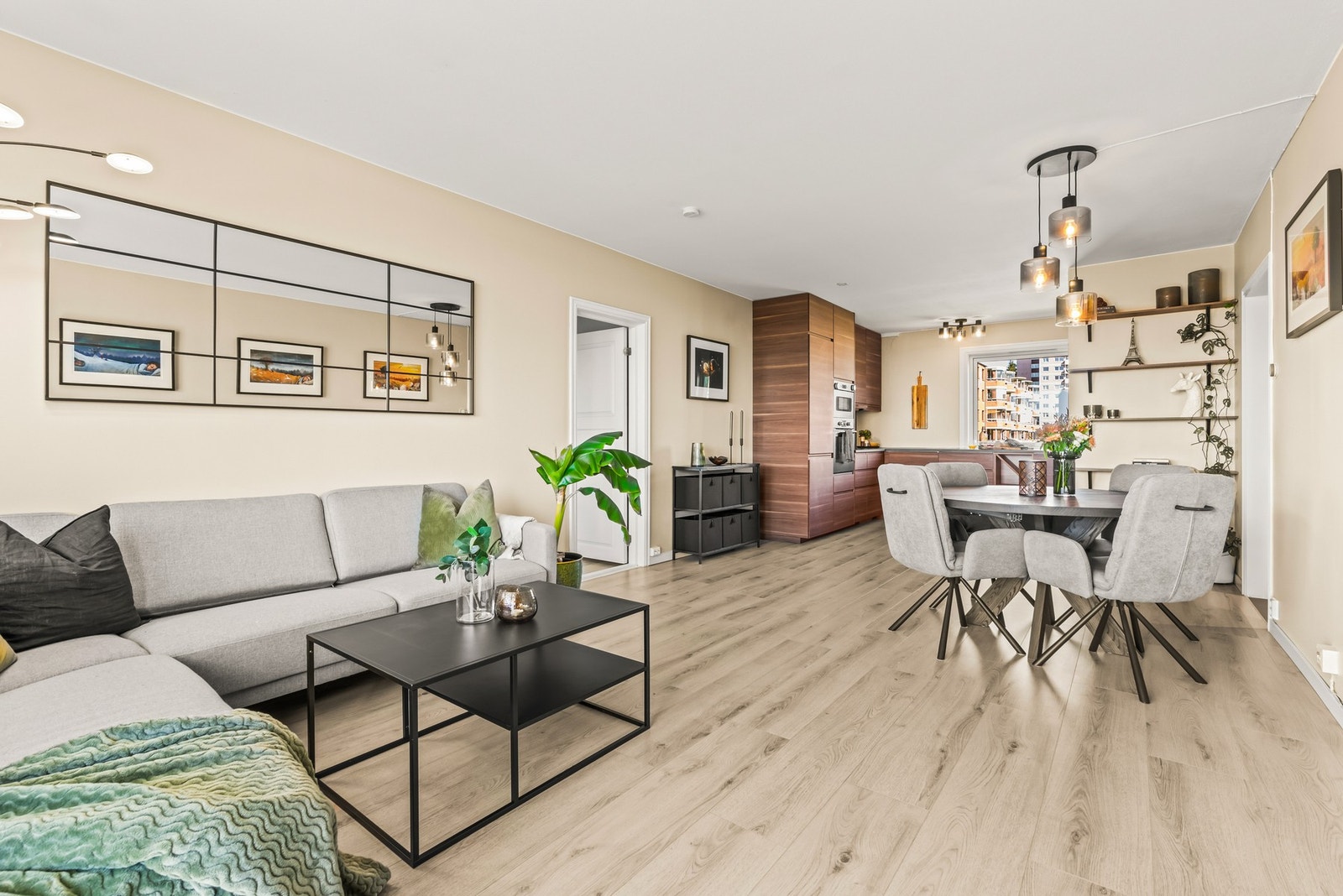 Stuen lar seg lett innrede med sofagruppe og tv-bord, samt et spisebord som får en naturlig plass i grensen mot kjøkkenet. Galleribilde