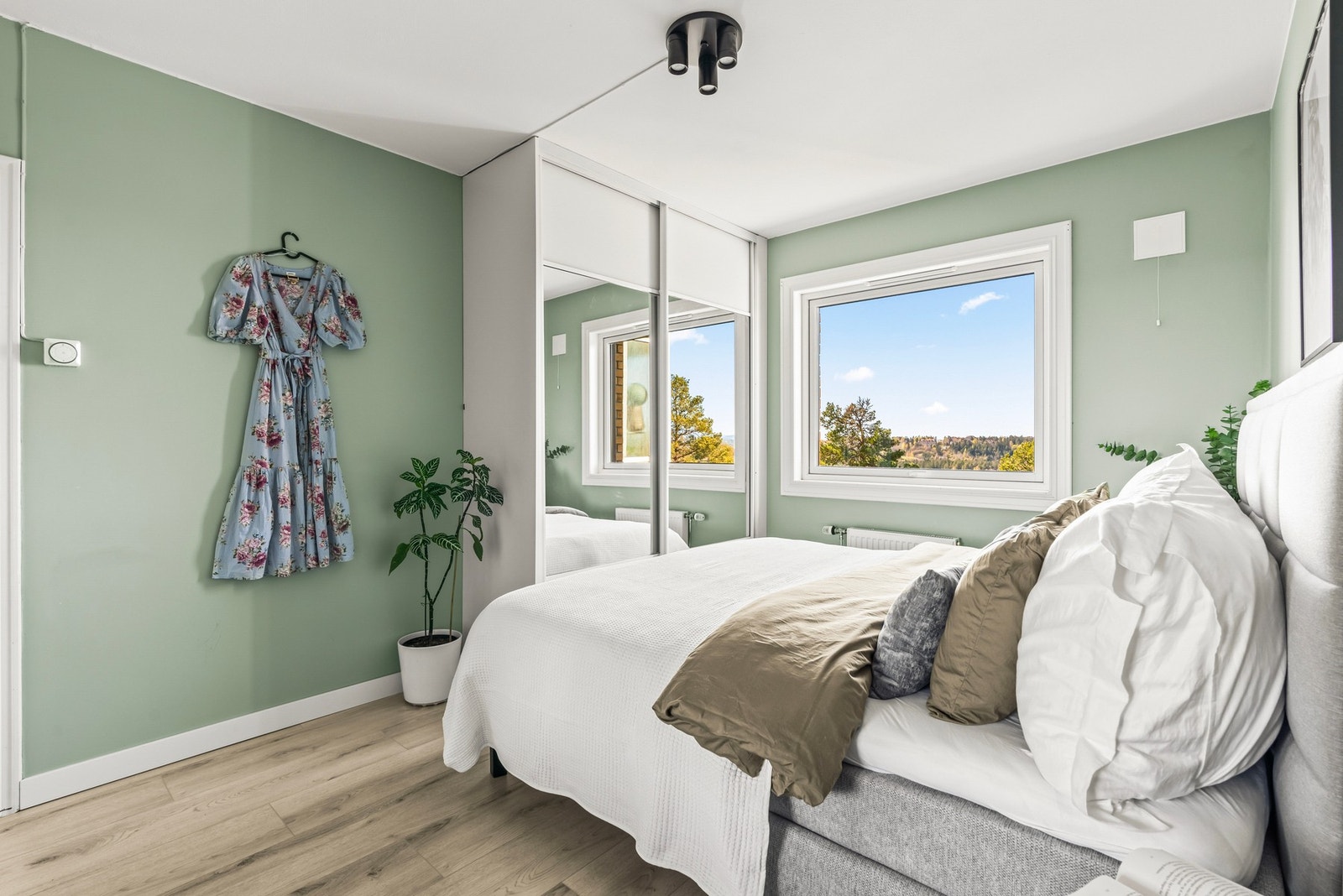 Veggene på begge soverommene er malt opp i en dus grønntone som står godt til laminatgulvene. Galleribilde