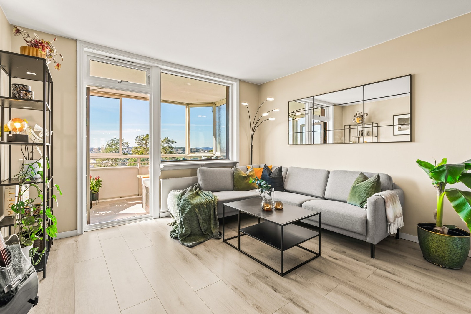 Den gjennomgående planløsningen gir fine lysforhold fra to sider. Galleribilde