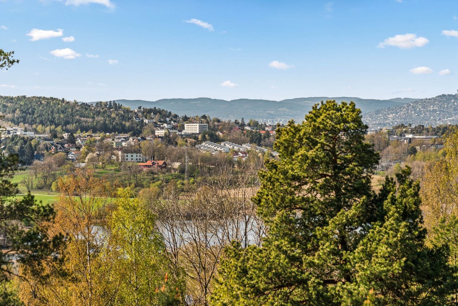 Utsikten strekker seg ned mot Østensjøvannet og videre mot Holmenkollen i vest. Galleribilde