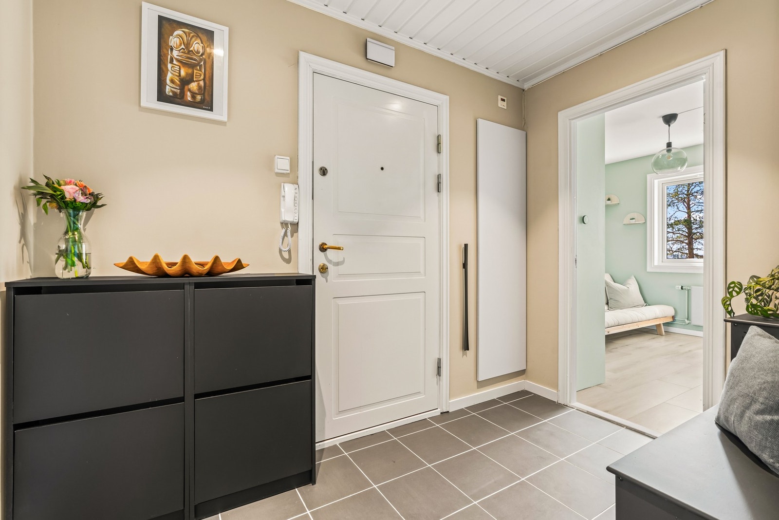 Det er plass til yttertøyet i et plassbygd skap, og ved inngangsdøren er det montert dørcalling med åpner. Galleribilde