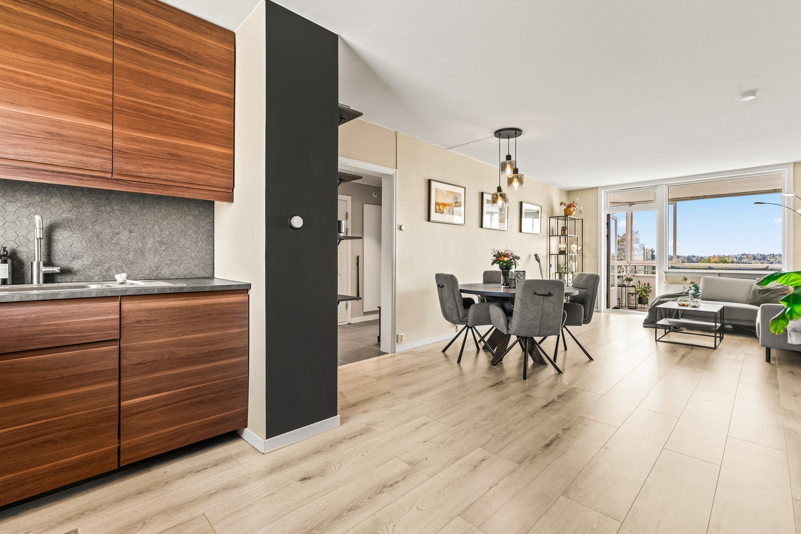 Den grå laminerte benkeplaten gir en solid og funksjonell arbeidsflate, og har nedfelt stålvask med ettgreps blandebatteri og avrenningsplate. Galleribilde