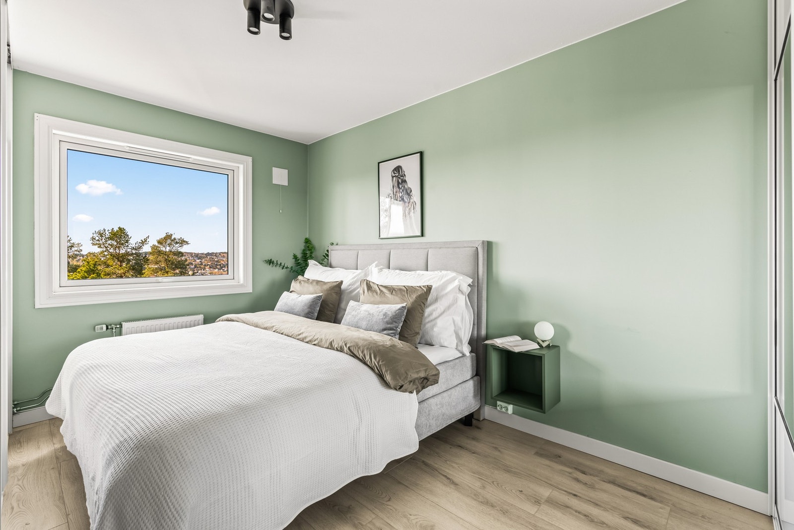 Det er to gode soverom i leiligheten, og begge har store, vestvendte vinduer som sørger for rikt, naturlig lysinnslipp og langstrakt utsikt. Galleribilde