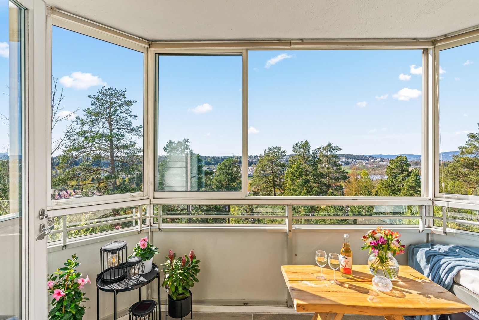 Innglassingen kan skyves helt til side for å slippe sommeren inn på varme, fine dager. Galleribilde