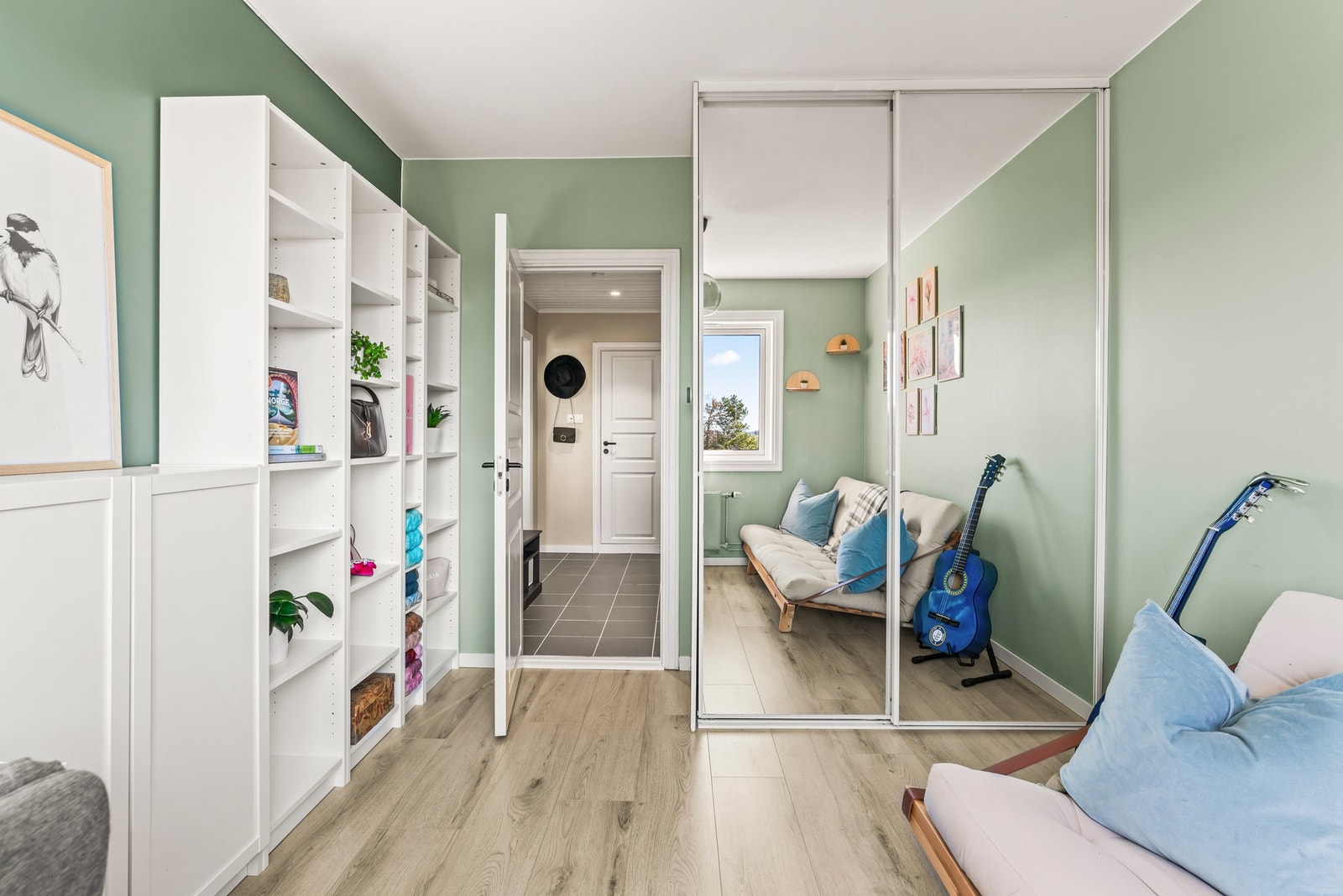 Har god plass til både seng, skrivepult eller annet møblement. Lagringsplass for øvrig finnes i en disponibel kjellerbod på ca. 4 kvm. Galleribilde