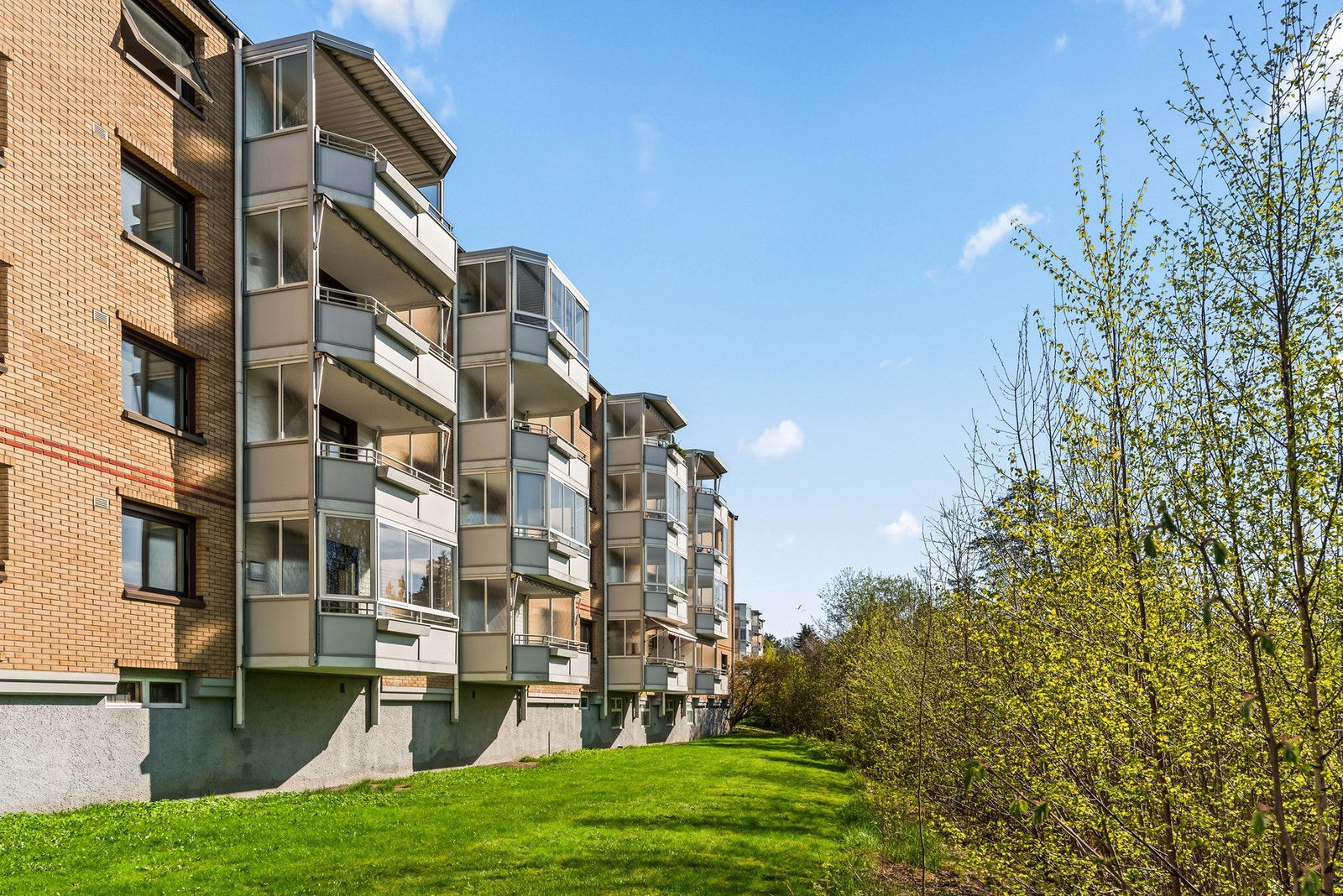 Det er mulighet for kjøp av garasje av selger som eier en garasje separat. Borettslaget leier ellers ut p-plasser som fordeles etter venteliste. Galleribilde