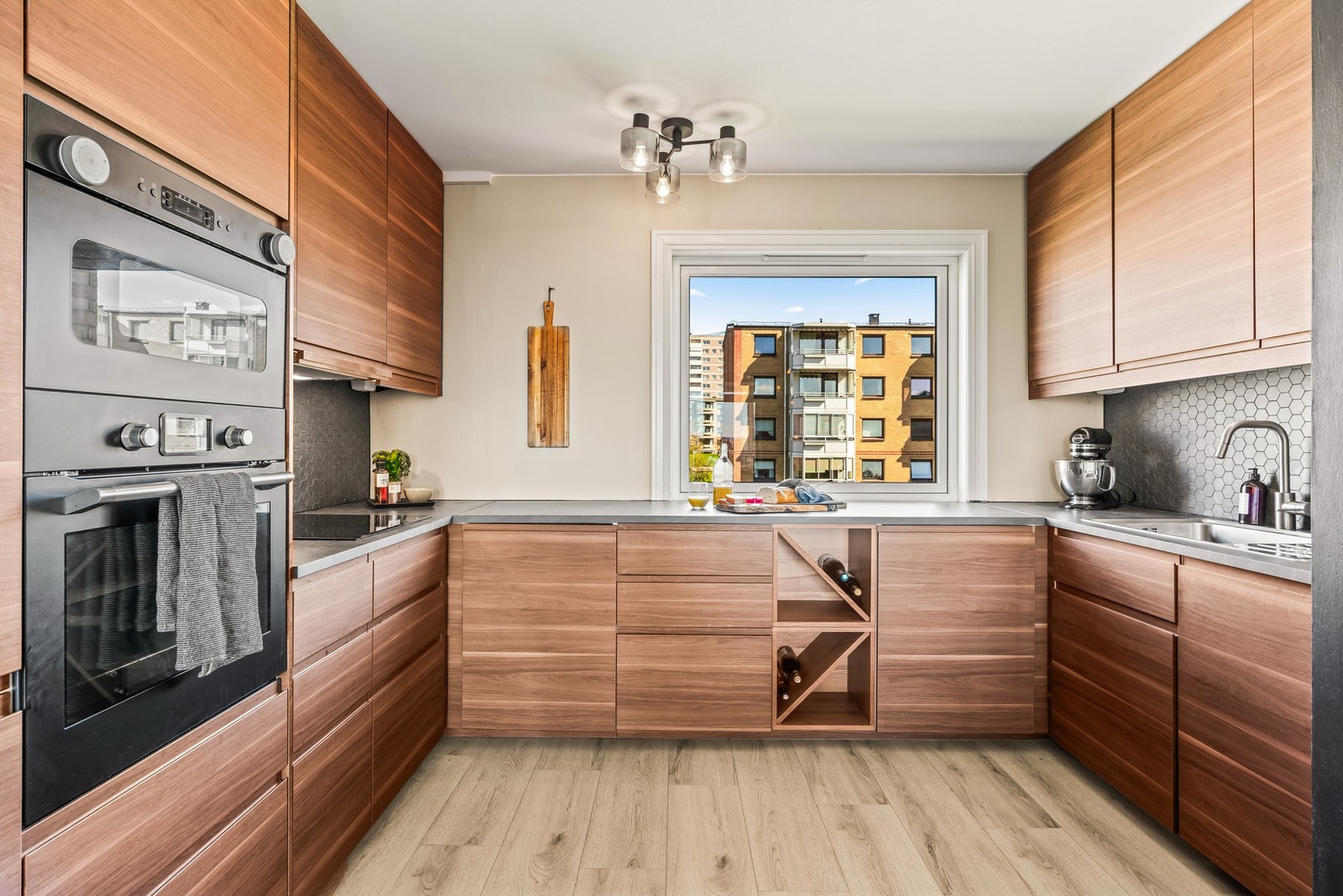 Kjøkkenet fra 2021 har et stilrent og moderne uttrykk med slette fronter og dempefunksjon. Galleribilde