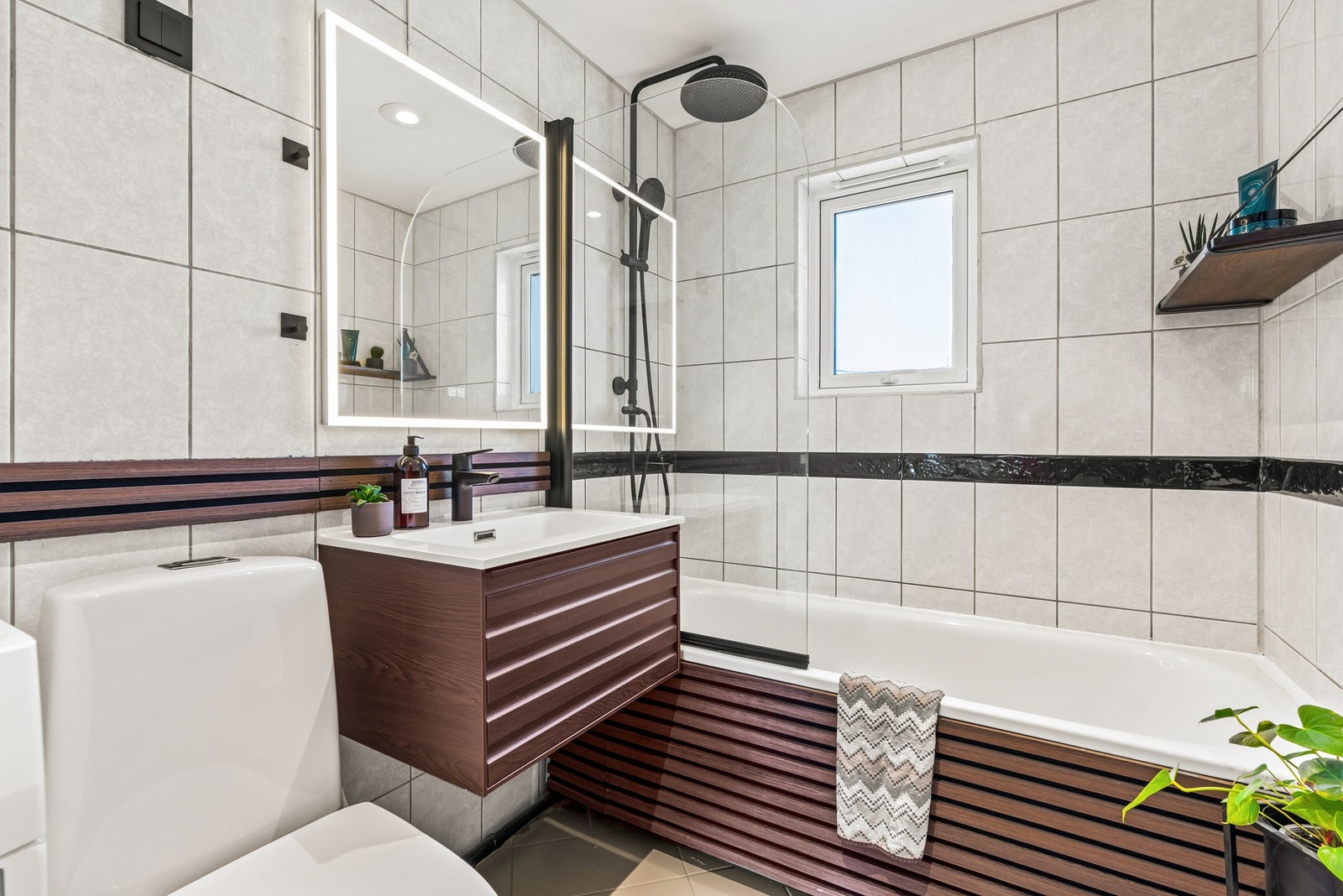 Badekar med regnfallsdusj og matchende front, samt opplegg for vaskemaskin. Badekaret kan naturligvis erstattes med dusjhjørne hvis ønskelig. Galleribilde