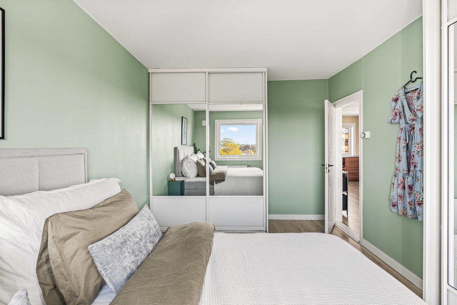 Det er skyvedørsgarderober på begge soverommene, som gir rikelig med oppbevaringsplass. Galleribilde