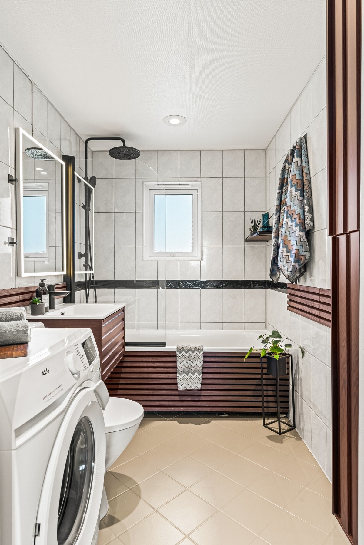 Lyst og pent bad med hvite veggfliser, downlights og gulvvarme. Badet har både vannbåren gulvvarme fra radiator og varmekabler. Galleribilde