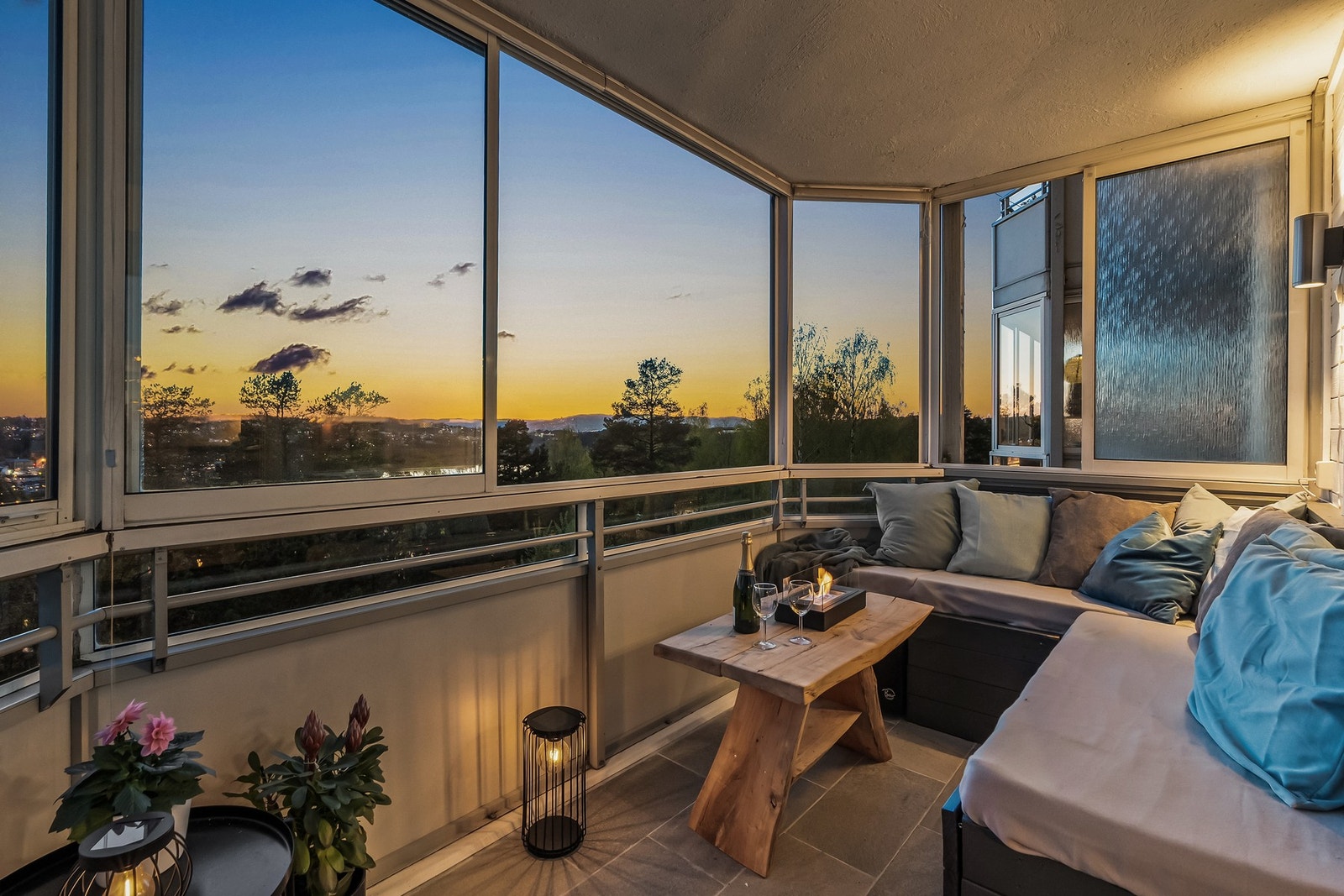 I fin forlengelse av stuen har leiligheten en vestvendt, innglasset balkong på ca. 8 kvm. Galleribilde