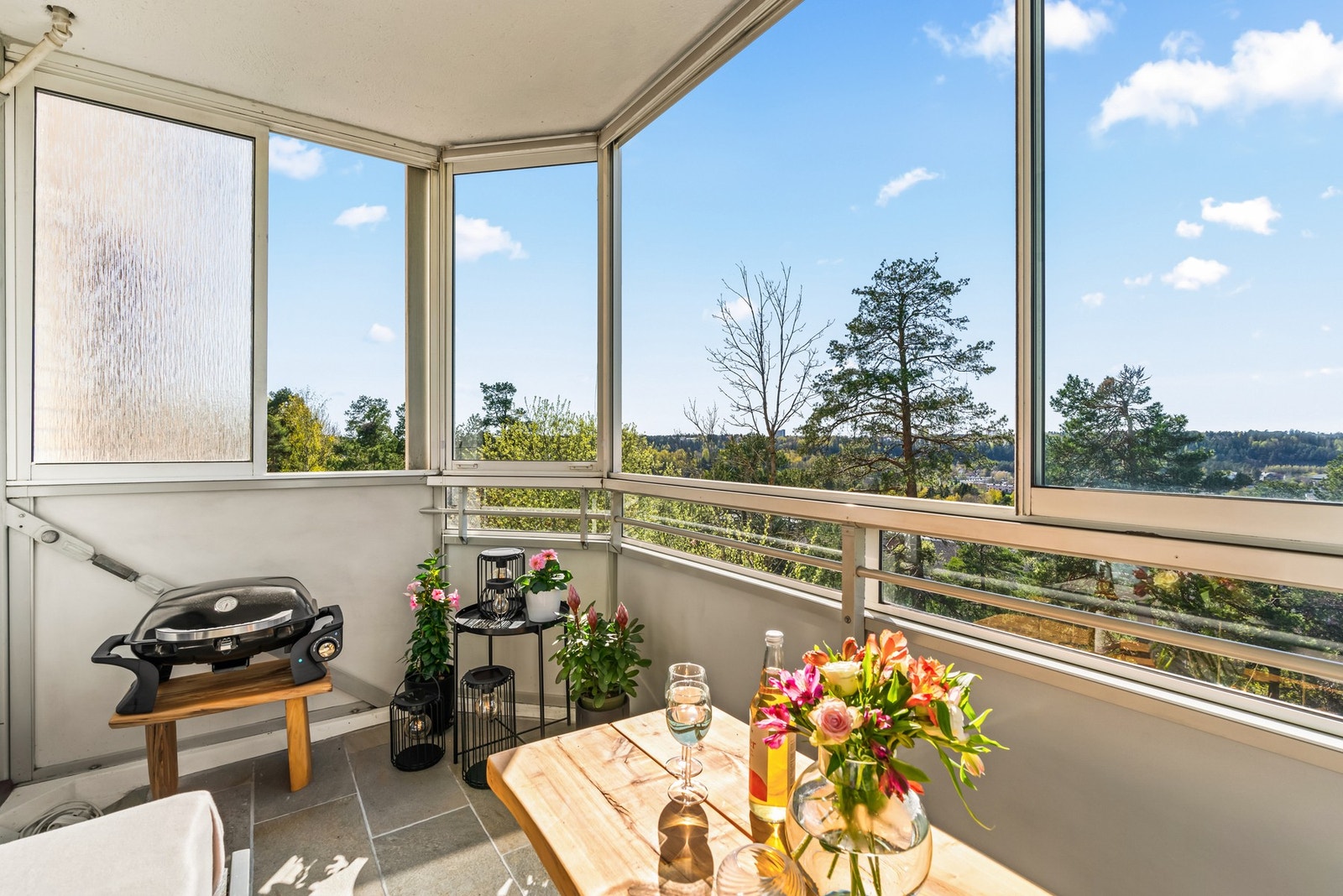 Det er god plass til en stor sittegruppe, tilhørende møblement og grill. Sittegruppen er innebygd med kjøleskap, kan også trekkes ut og gjøres om til daybed. Galleribilde