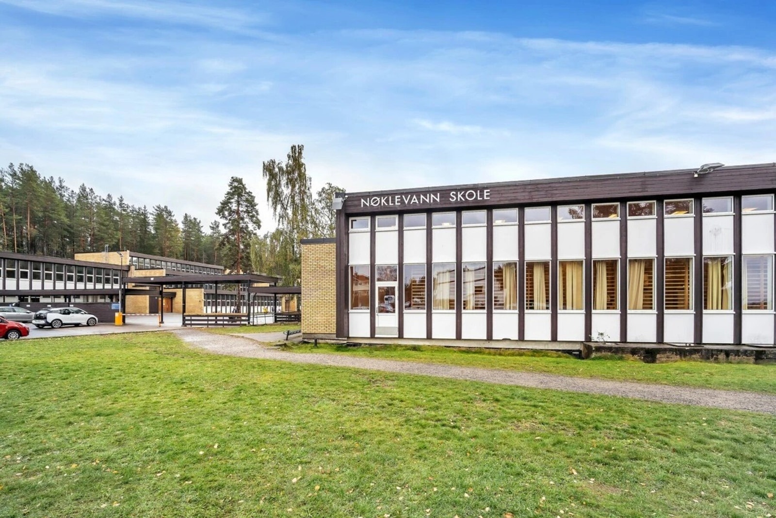 Boligen sokner til Nøklevann barneskole, ca. 500 meter i gangavstand. Galleribilde