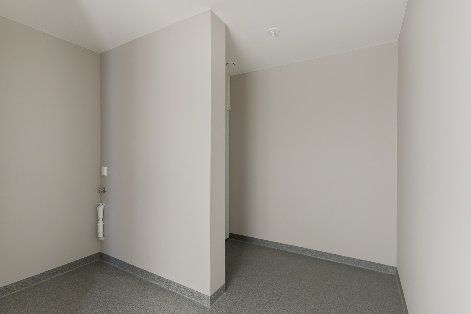 Teknisk rom/bod/vaskerom. (se plantegning). Her er det laget opplegg for vaskemaskin og tørketrommel. Galleribilde