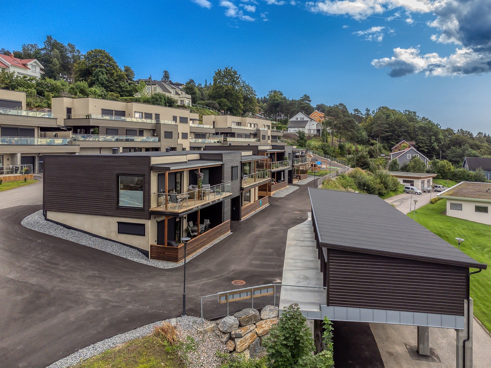 Området er pent opparbeidet med asfalterte veger og gressplen. Galleribilde