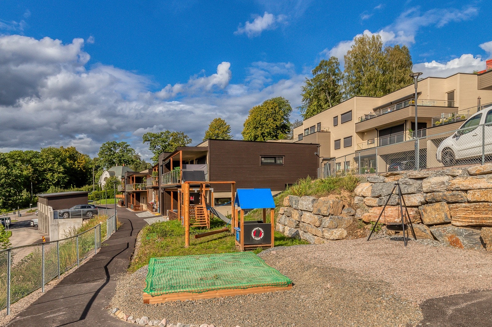 Lekeplass i nærheten for barn og barnebarn. Galleribilde