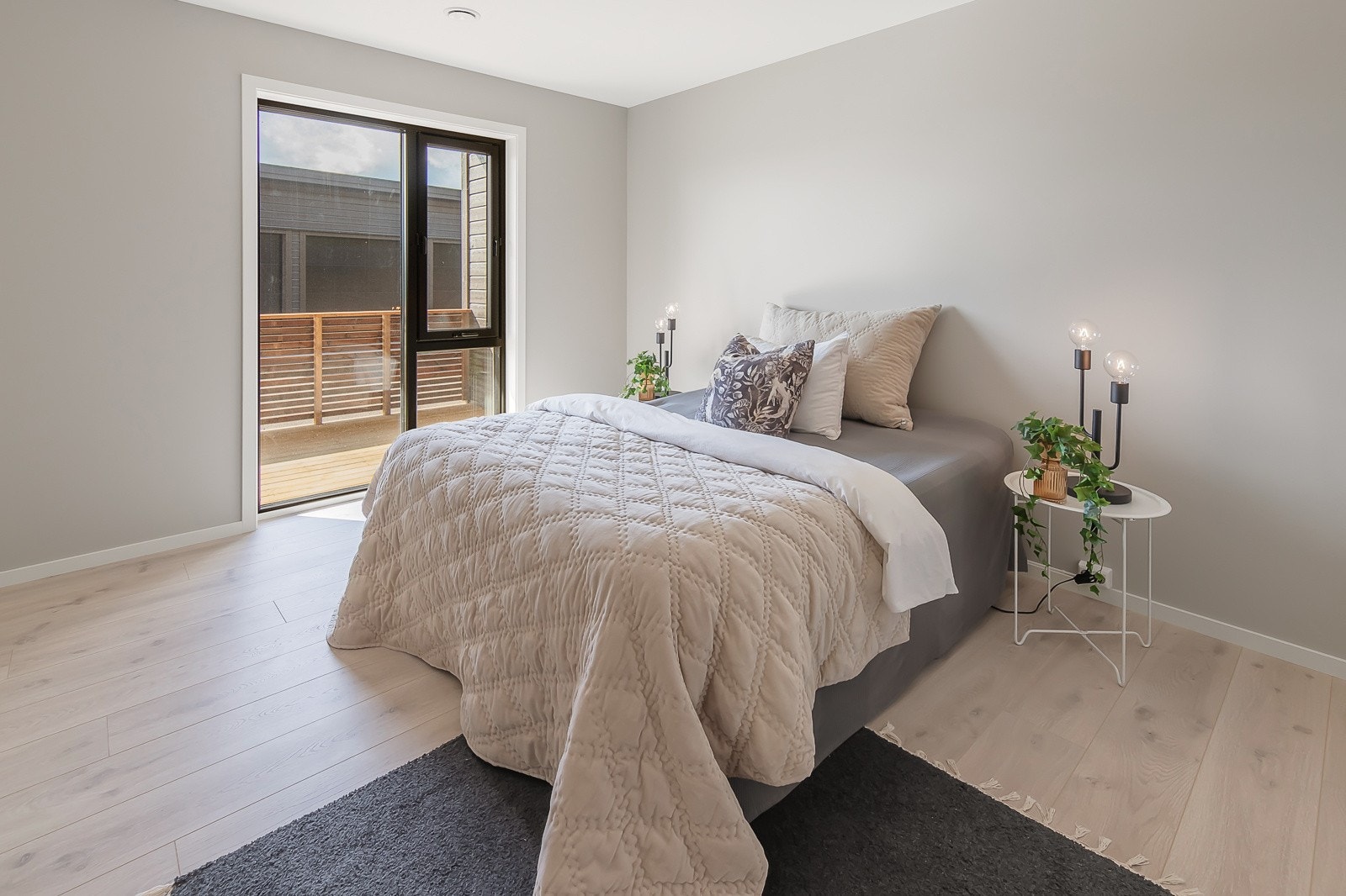 Hovedsoverom. Begge soverommene ligger innenfor rekkverket til terrassen slik at man har andre beboere på avstand. Galleribilde