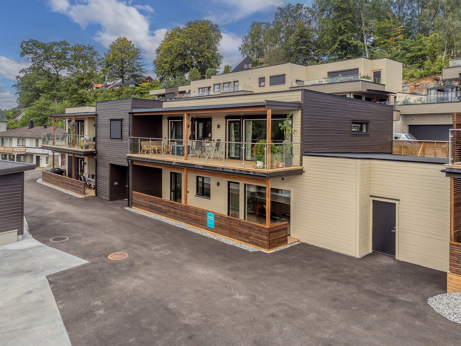 Romslig terrasse med direkte utgang. Galleribilde