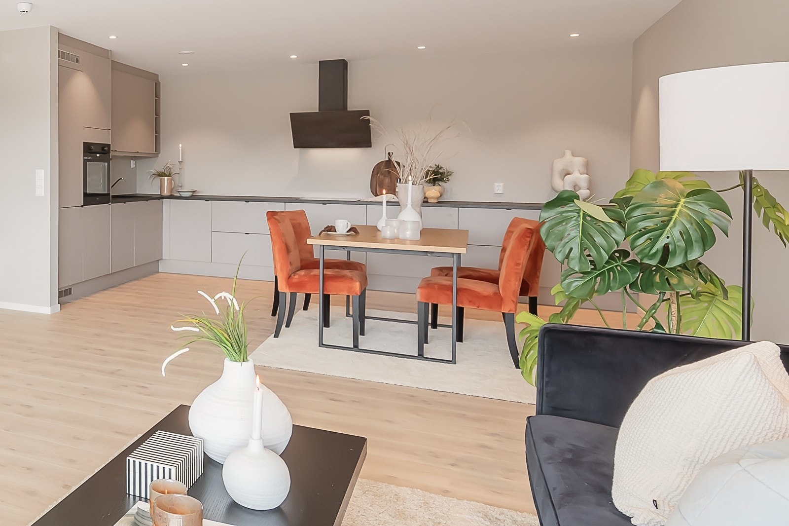 Velkommen til Håvundvegen 375A. Romslig leilighet hvor det er brukt lyse og moderne materialer. Galleribilde