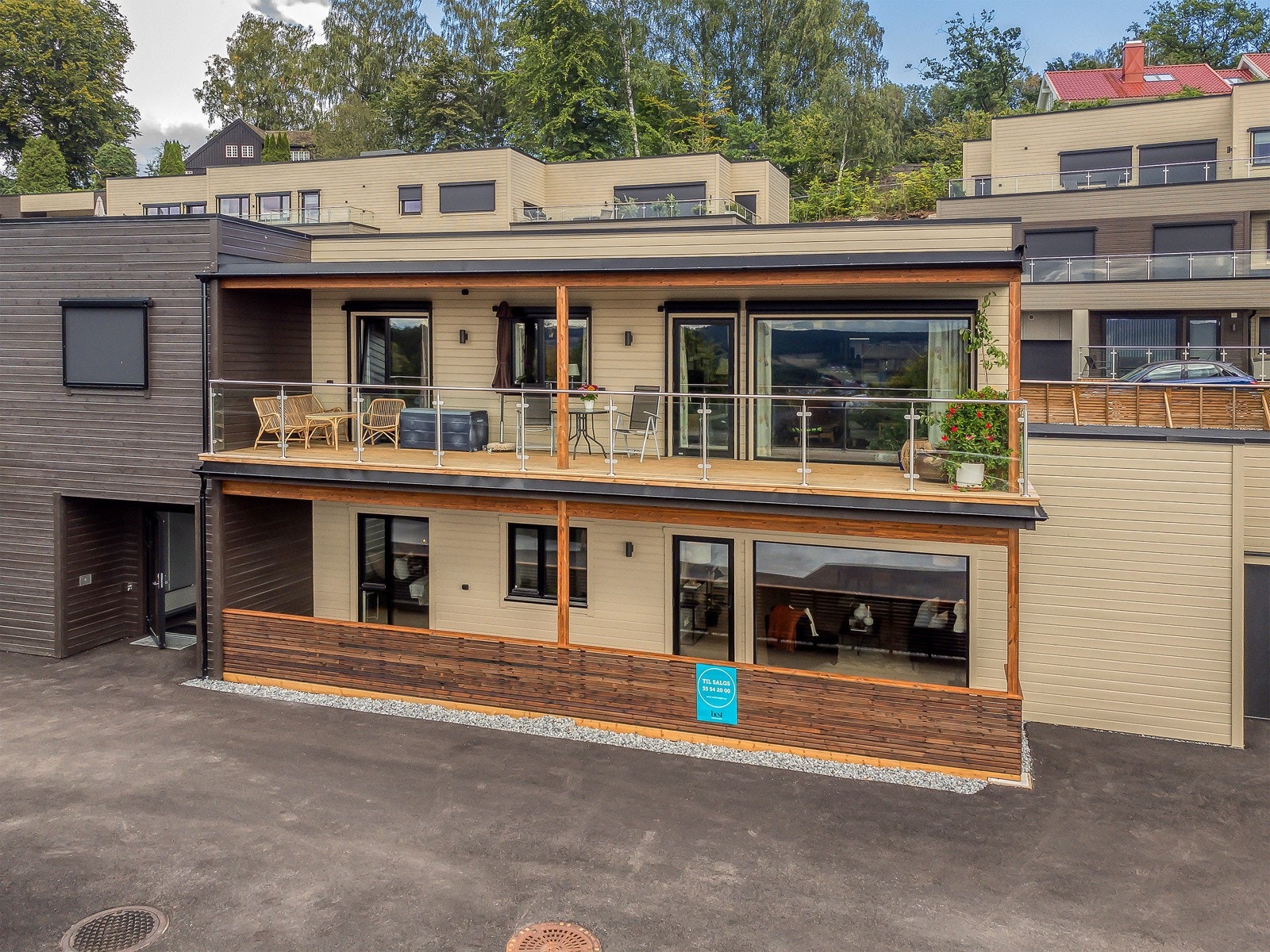 Fin overbygget uteplass mot vest. Galleribilde